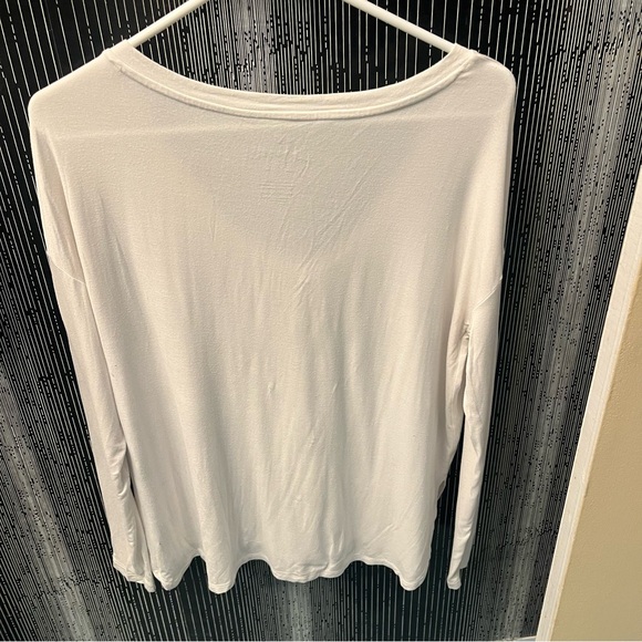 American Eagle White Soft & Sexy White Long Sleeve V Cut Shirt - Picture 3 of 8